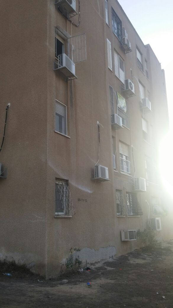 הבניין ממנו נפלה הפעוטה (צילום: דוברות המשטרה)